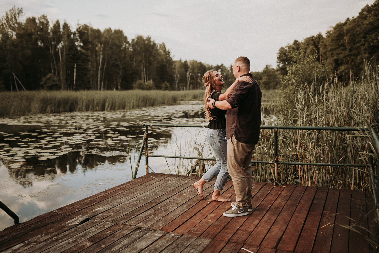 ZAPAROWANA - Fotograf ślubny Warszawa - Sesja narzeczeńska nad jeziorem