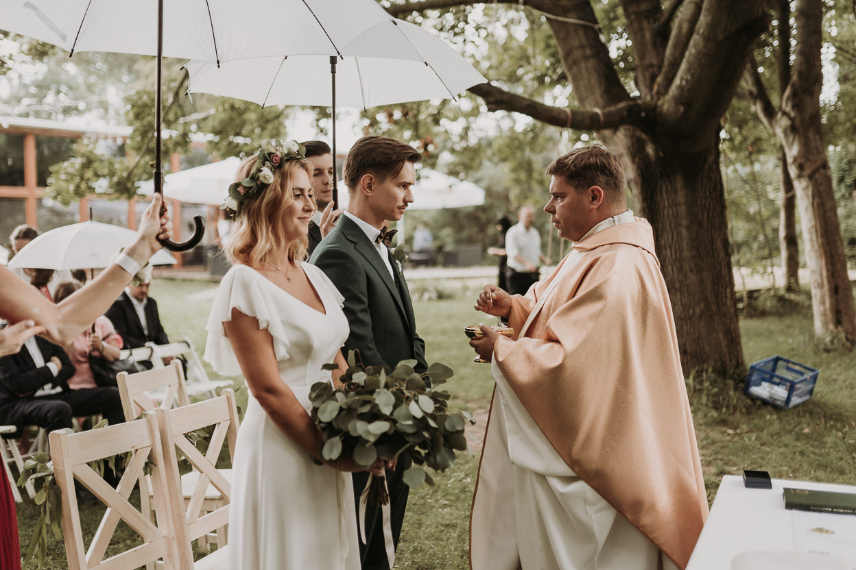 ZAPAROWANA - Ślub kościelny w plenerze - Zacisze Anny Korcz - Fotografia ślubna