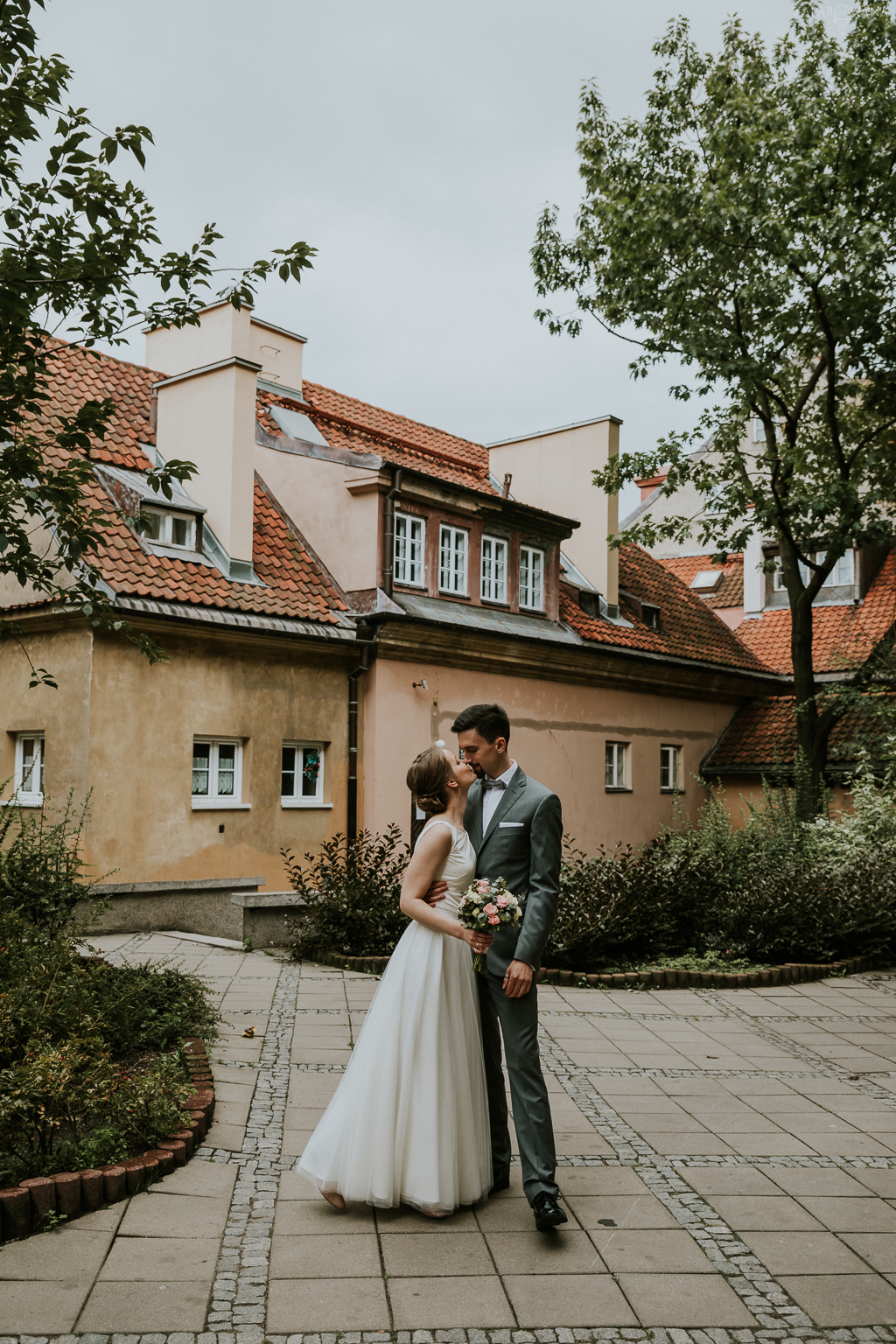 Industrialne wesele Boska Praga Warszawa - Sesja na Starówce - ZAPAROWANA